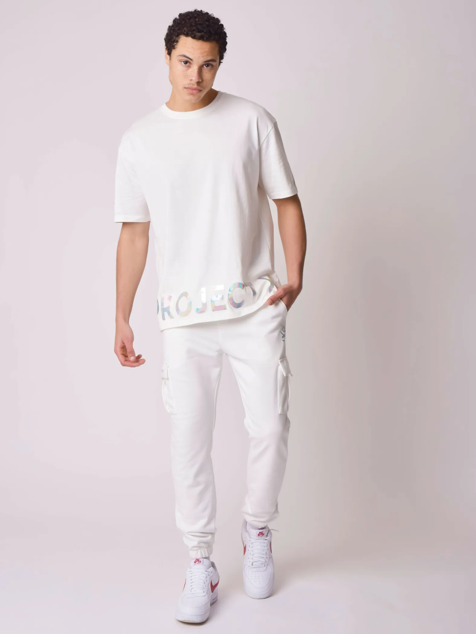 Pantalones de chándal con escritura iridiscente