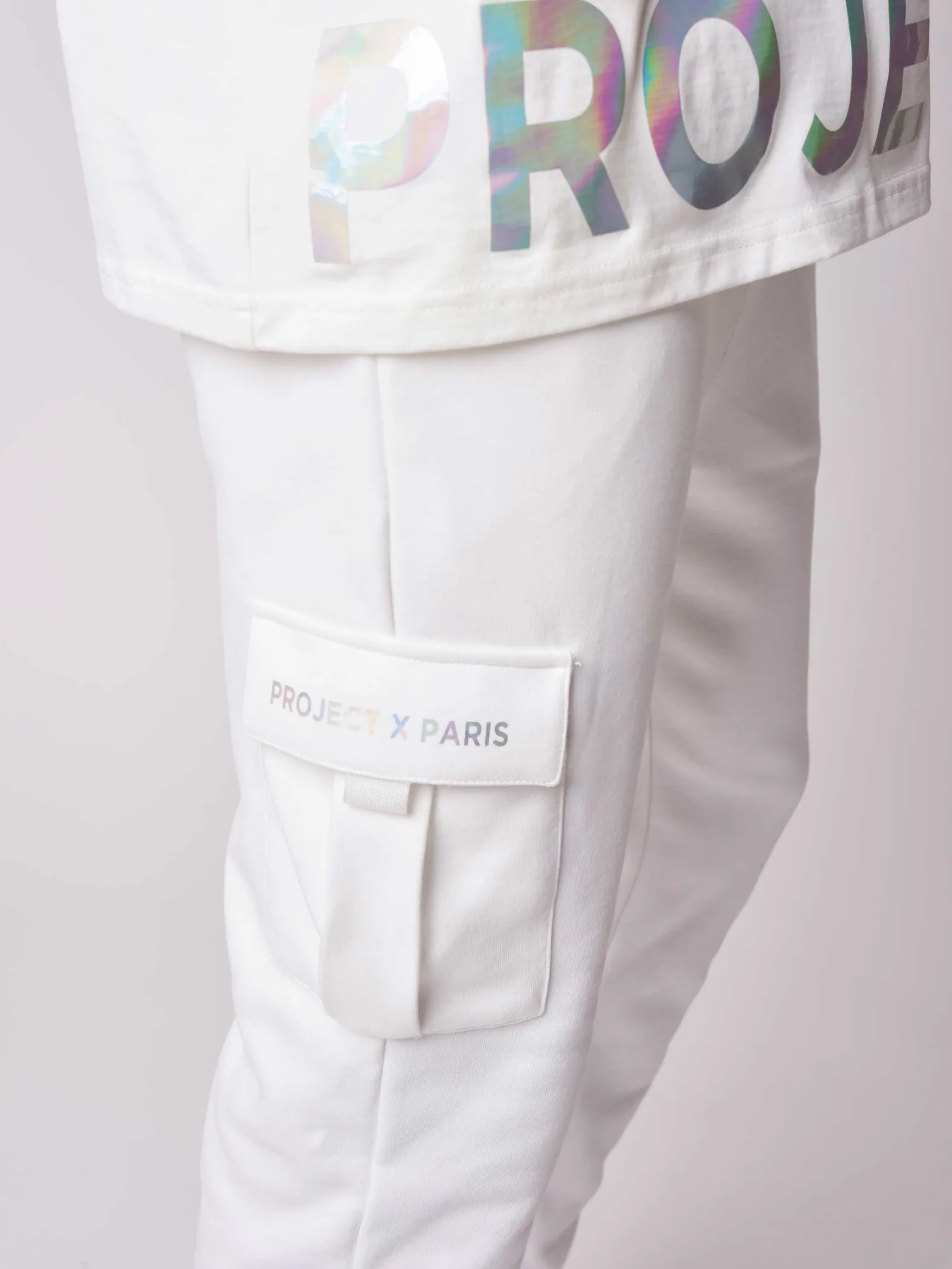 Pantalones de chándal con escritura iridiscente