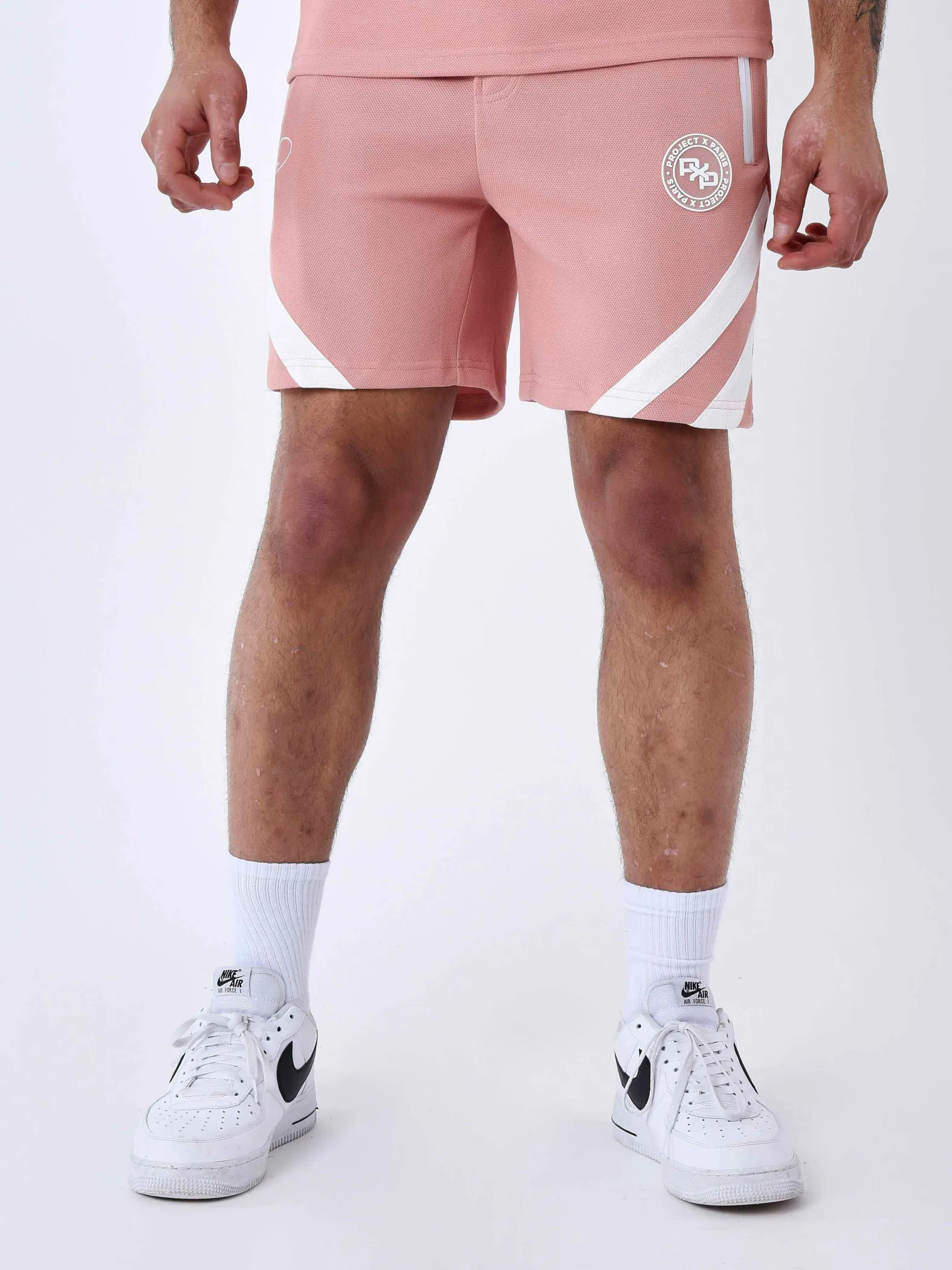 Pantalón corto con banda cosida