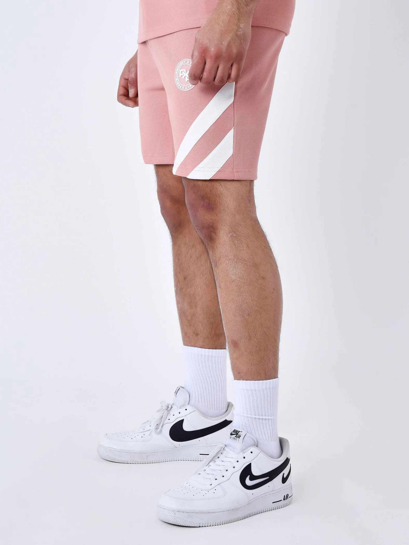 Pantalón corto con banda cosida