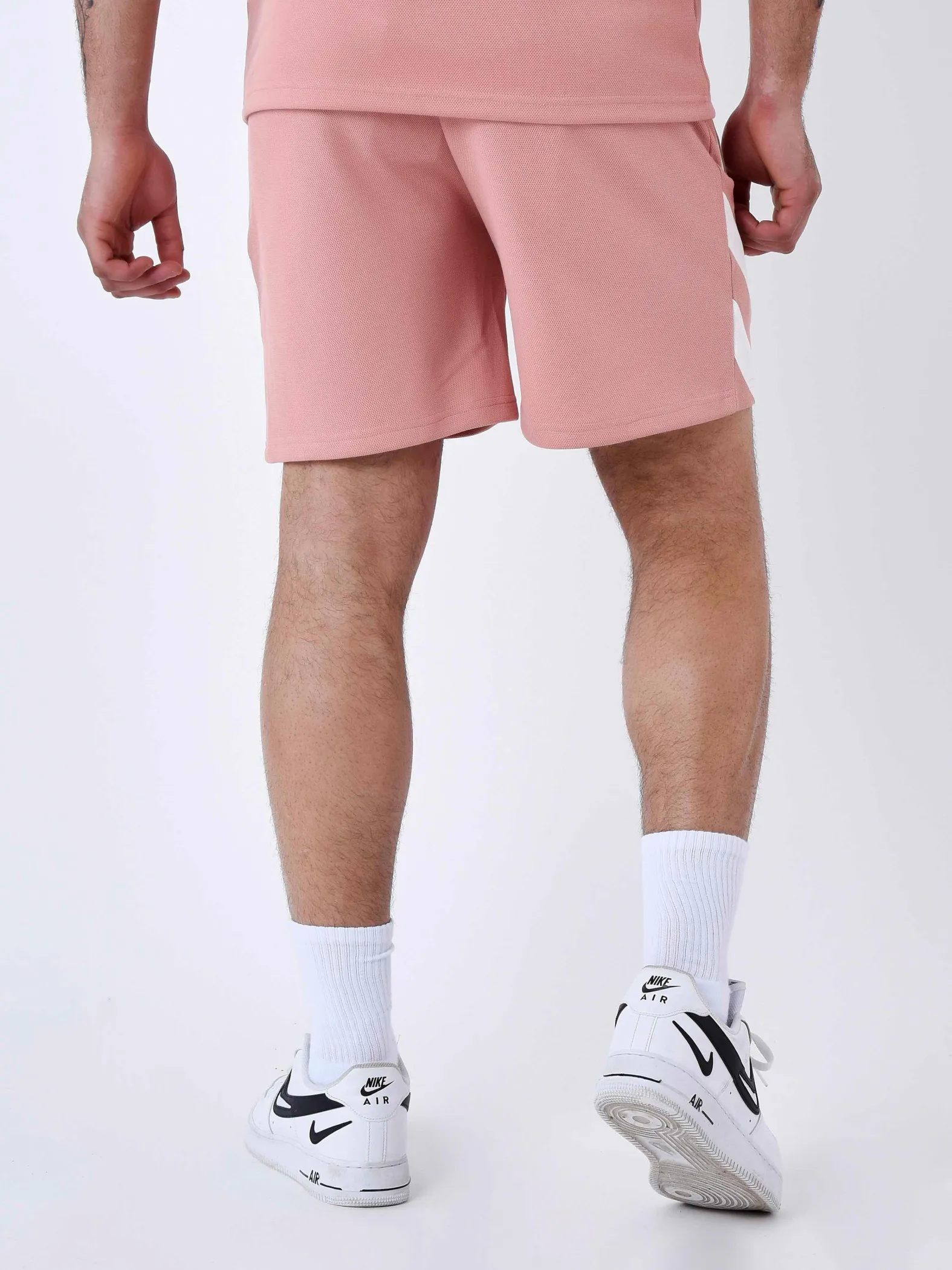Pantalón corto con banda cosida