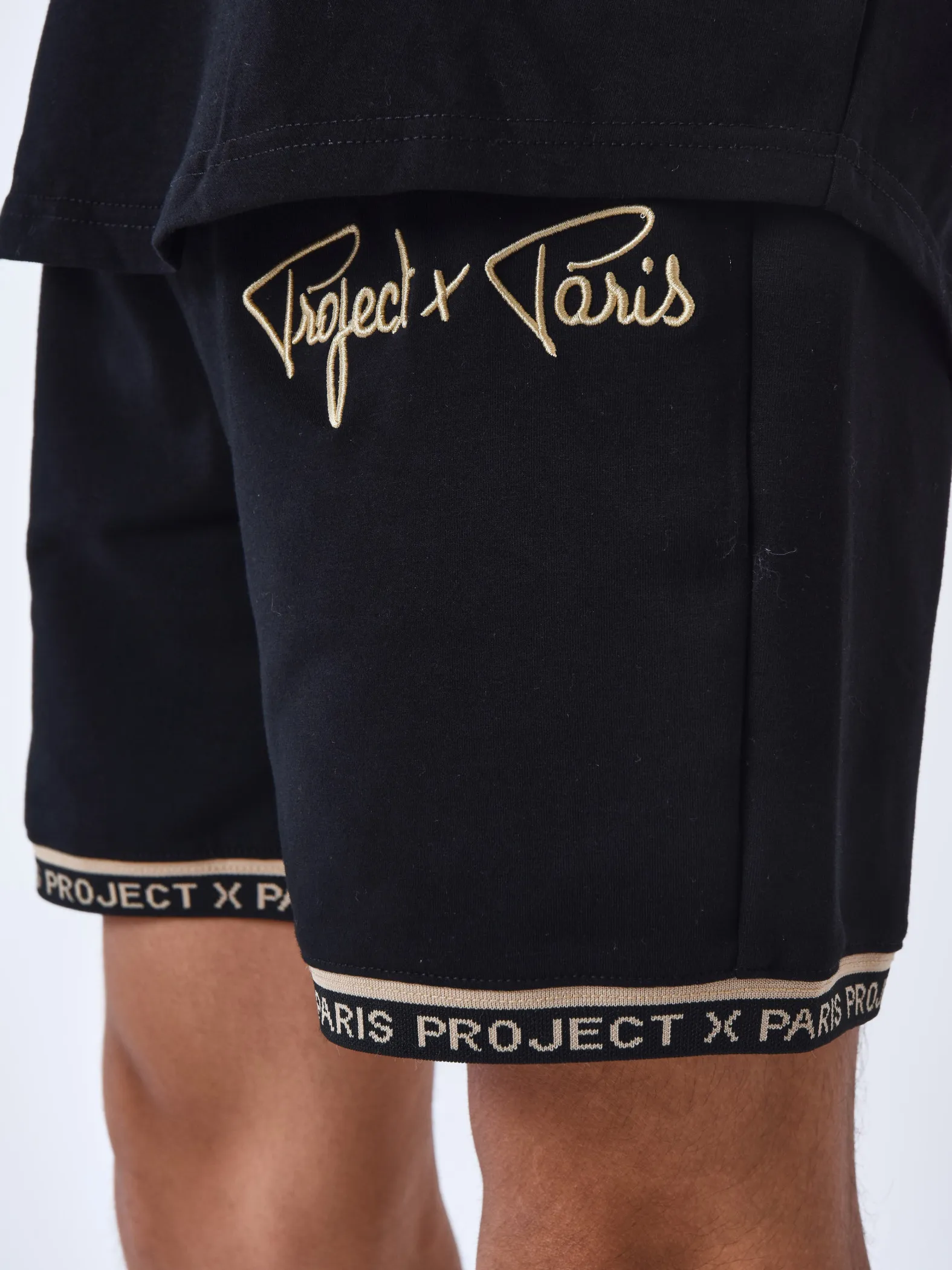 Pantalón corto con logotipo bordado
