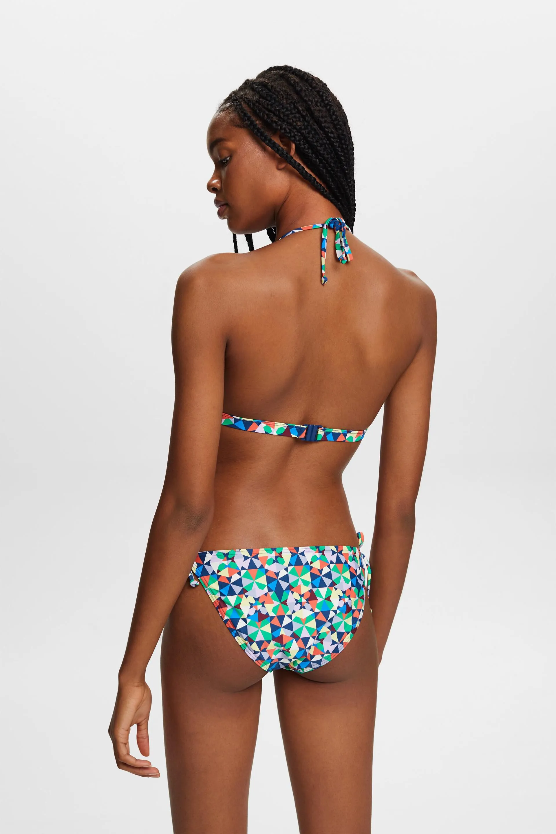 Reciclado: top de bikini atado al cuello con estampado allover