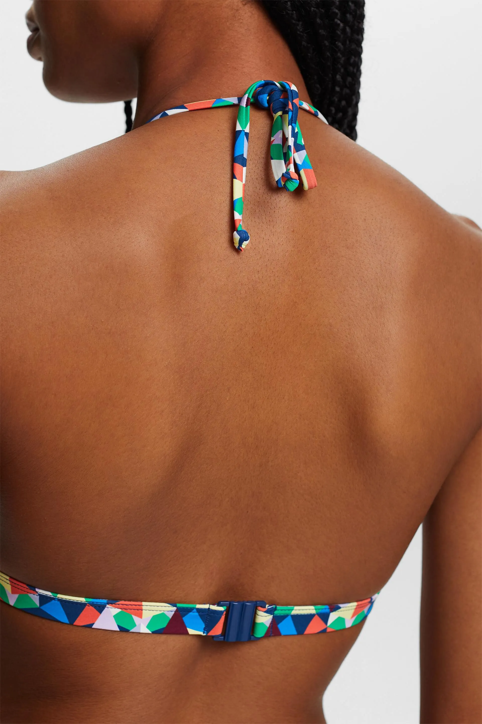 Reciclado: top de bikini atado al cuello con estampado allover