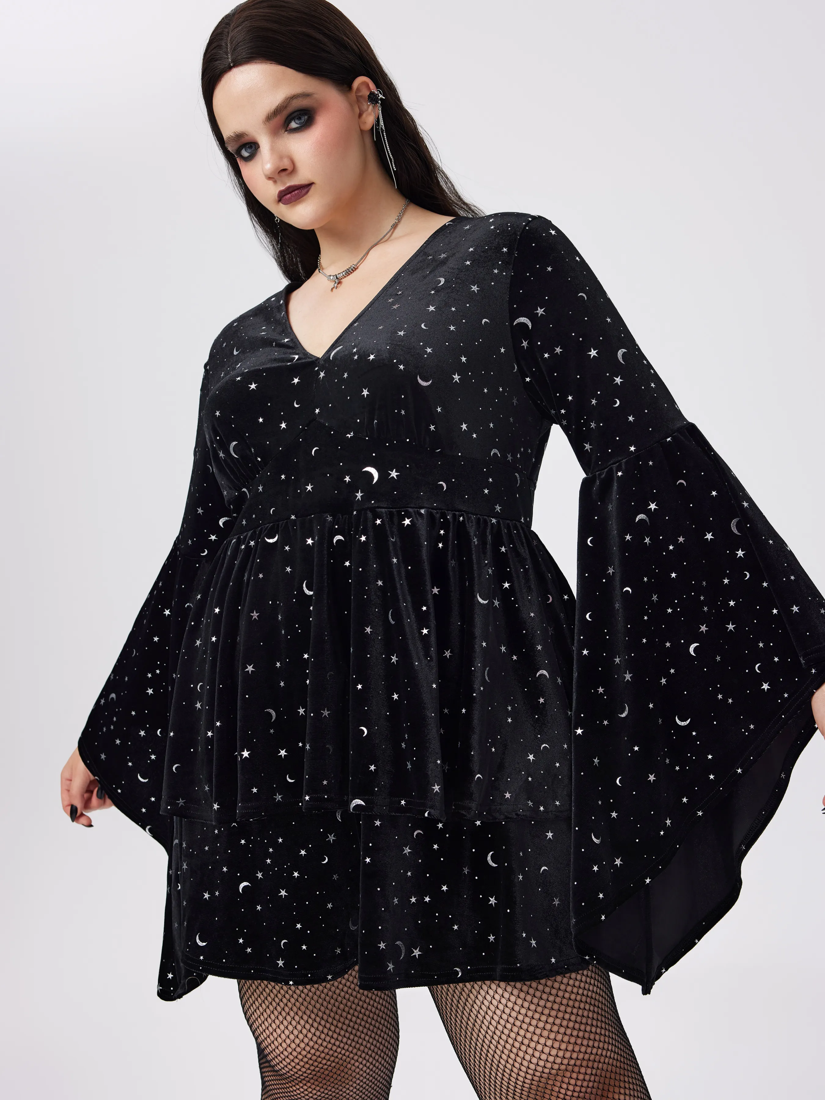  Romper de Terciopelo con Cuello en V y Patrón de Estrella y Luna con Mangas de Campana Curvy