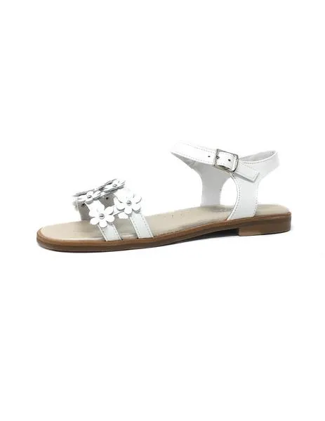 sandalia charol blanco con flores
