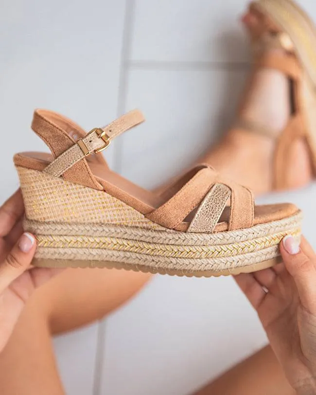 SANDALIA DE CUñA PARA MUJER EN COLOR CAMEL  ANTONELLA