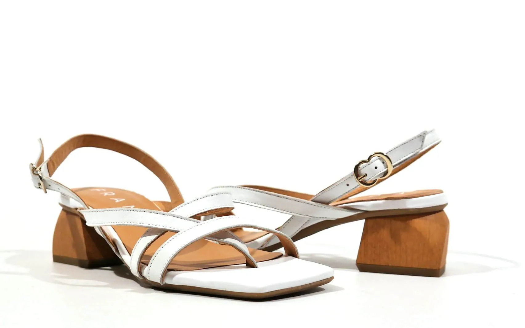 Sandalias de dedo con tacón de madera