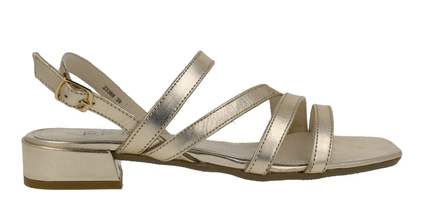 Sandalias de piel con tiras y tacón bajo
