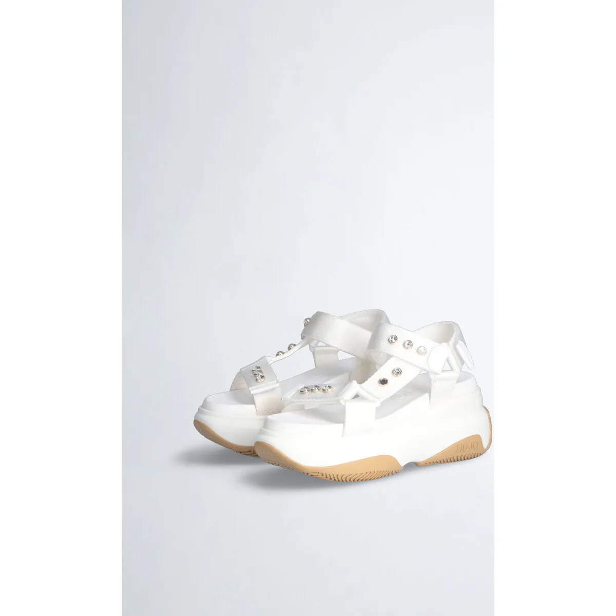 Sandalias gruesas con pedrería decorativa