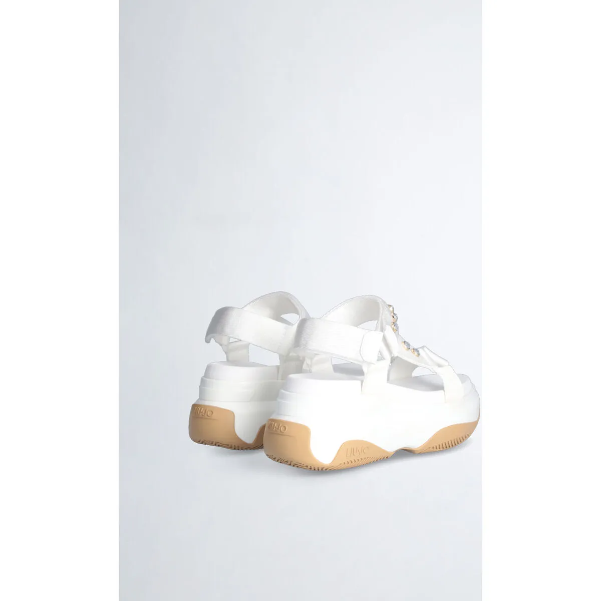 Sandalias gruesas con pedrería decorativa
