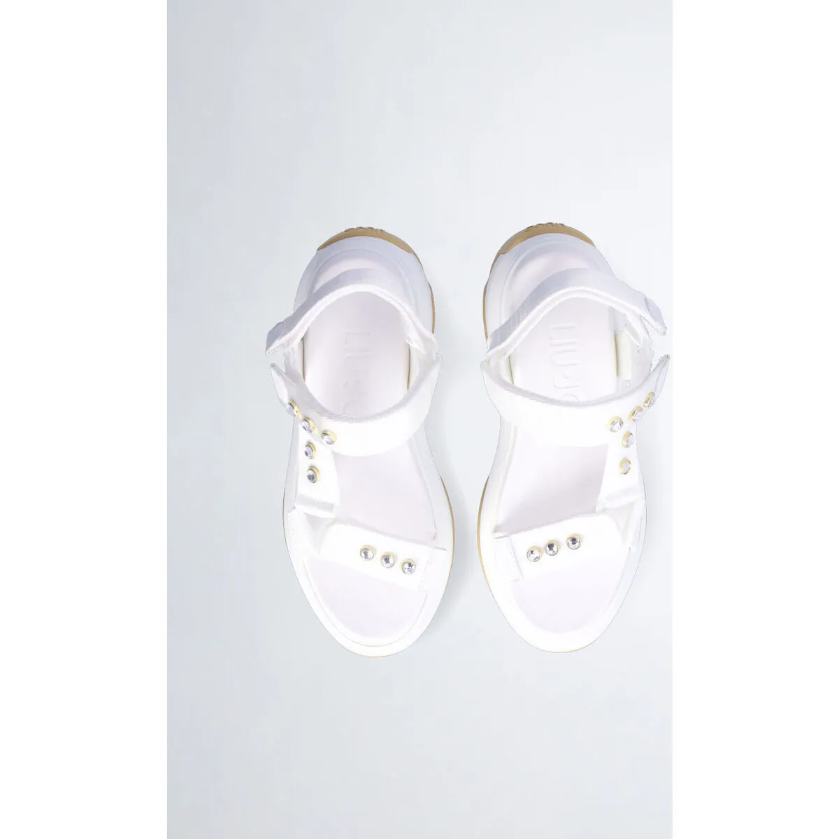 Sandalias gruesas con pedrería decorativa