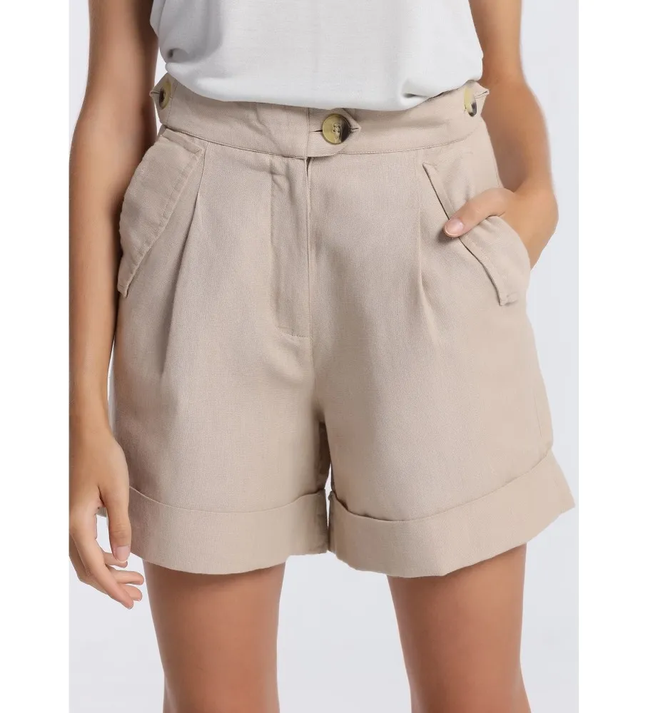 Short con bolsillos laterales beige
