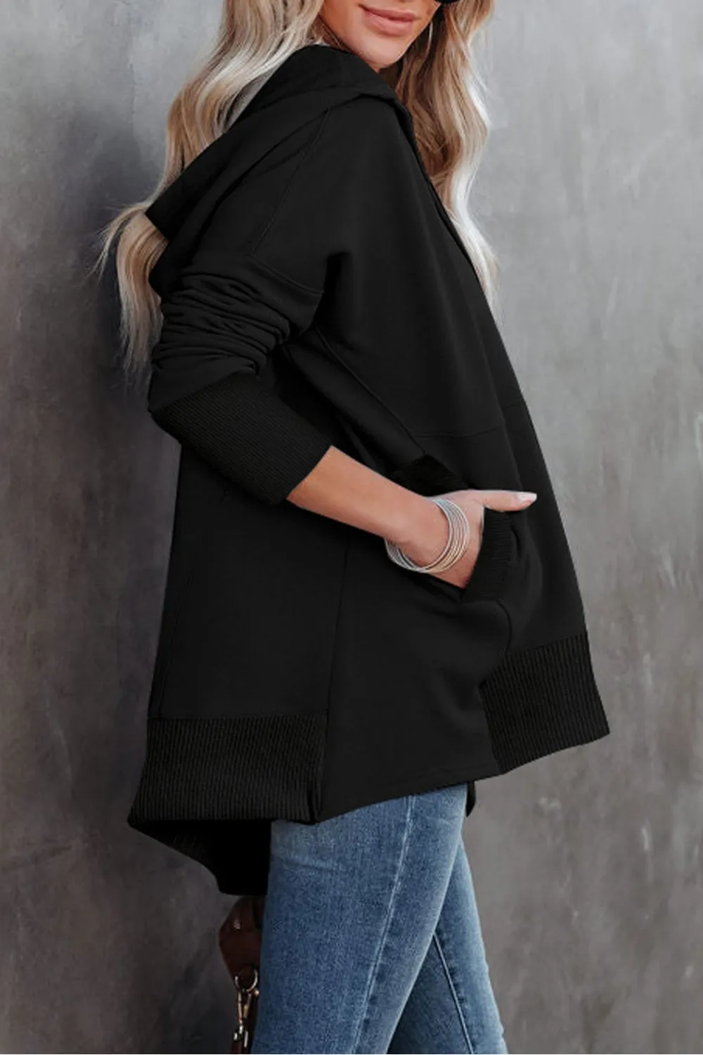 Sudadera con capucha henley negra