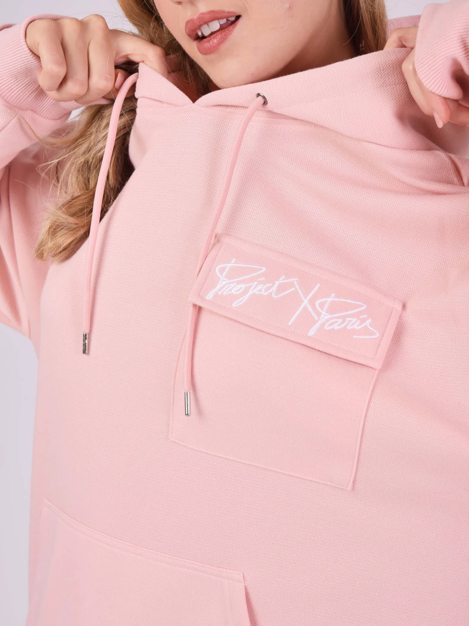 Sudadera con capucha y bolsillo