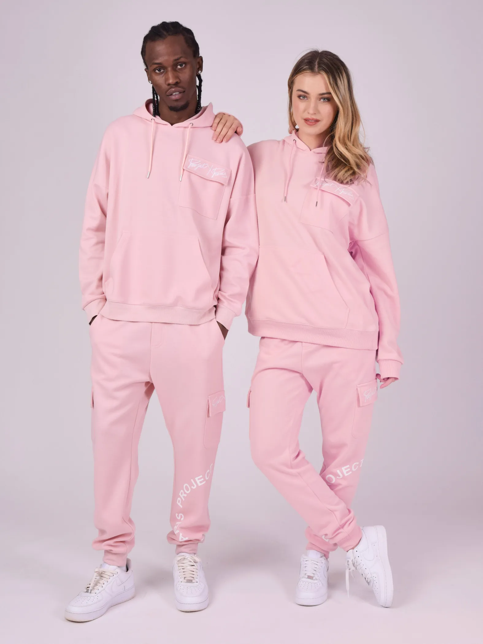 Sudadera con capucha y bolsillo