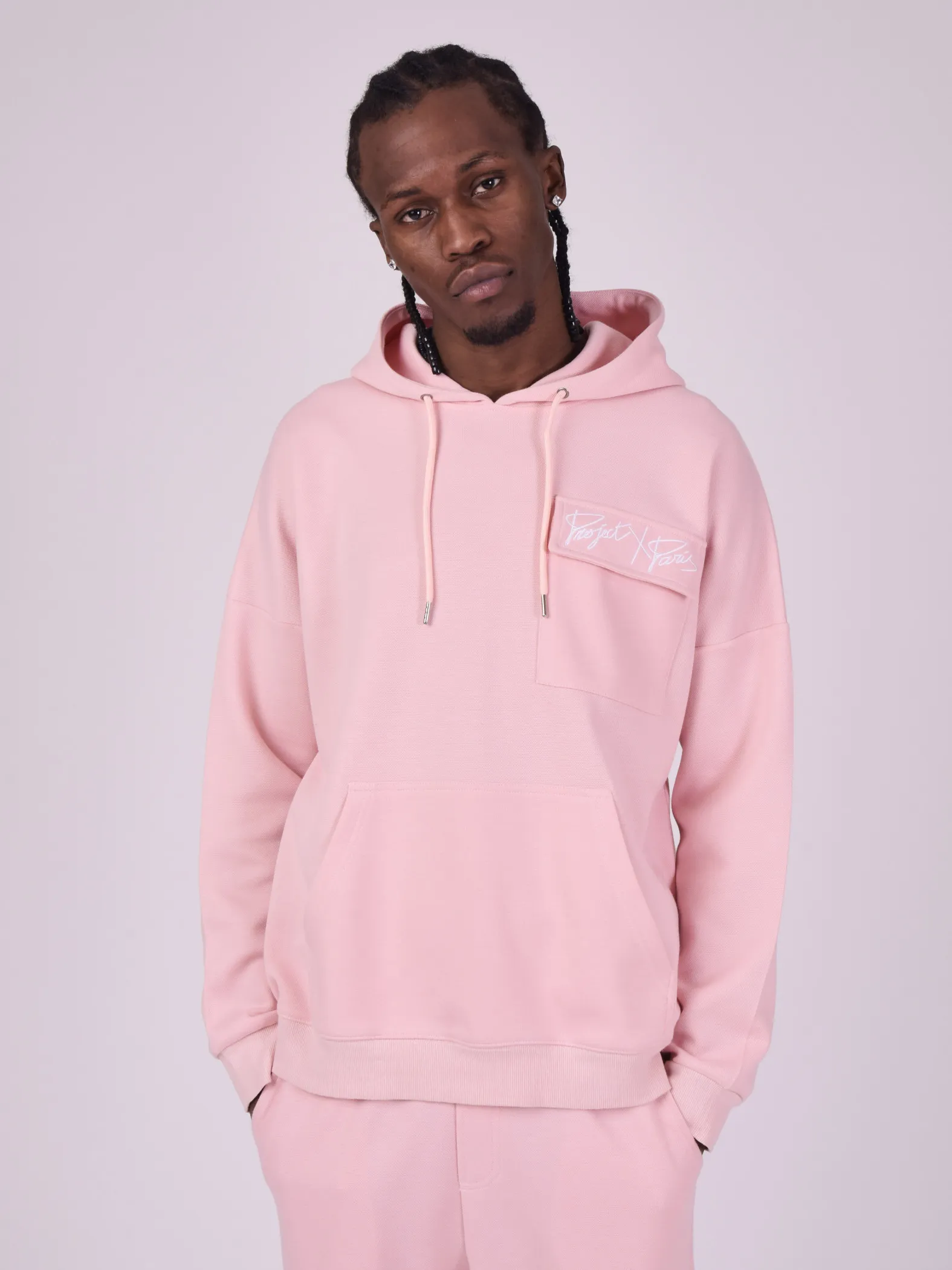 Sudadera con capucha y bolsillo