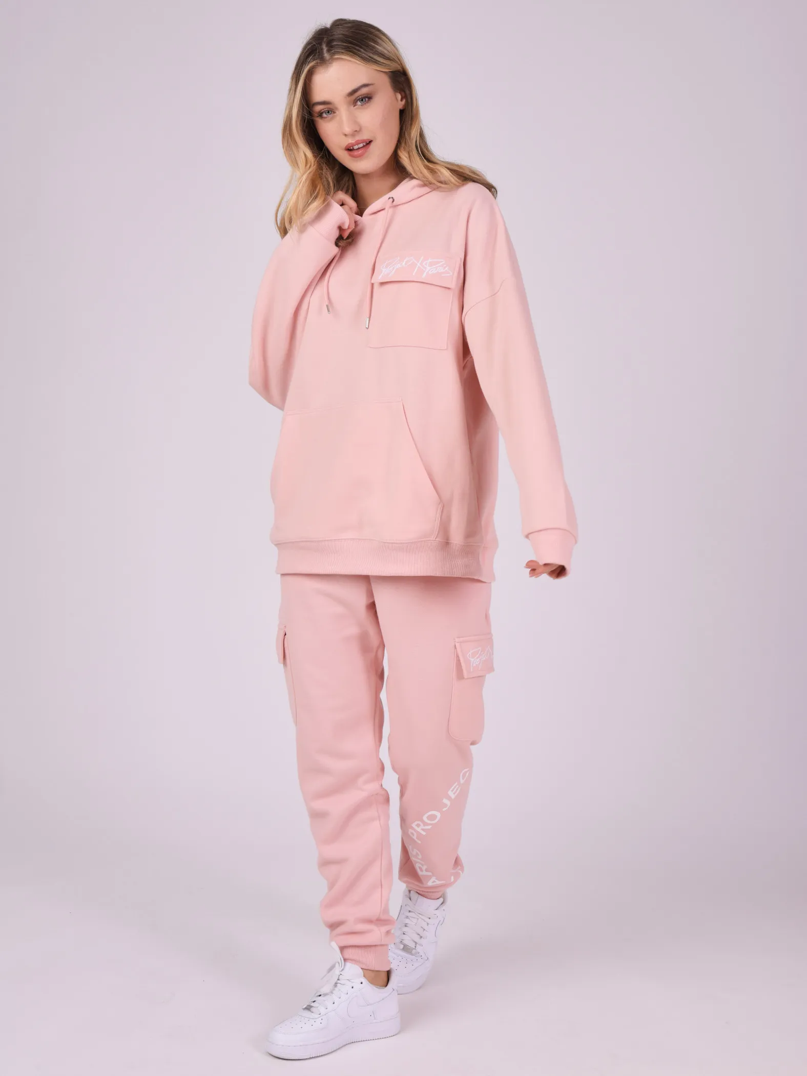 Sudadera con capucha y bolsillo