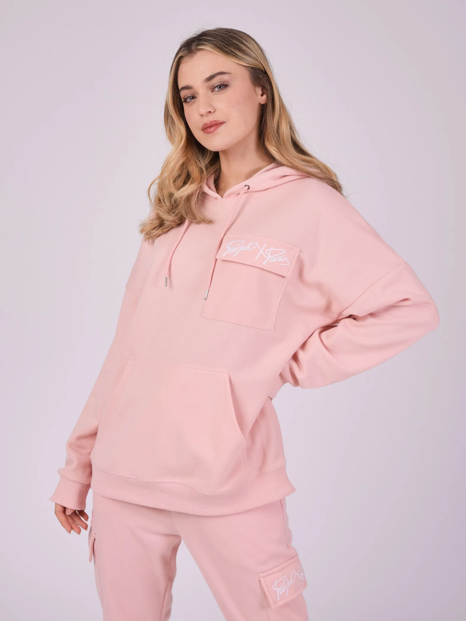 Sudadera con capucha y bolsillo