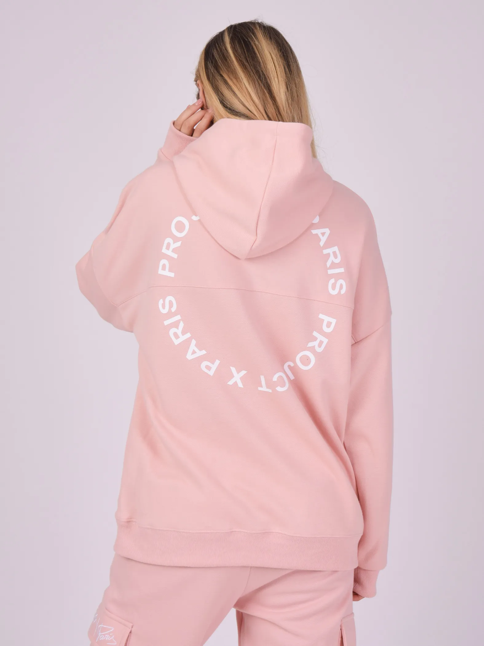 Sudadera con capucha y bolsillo