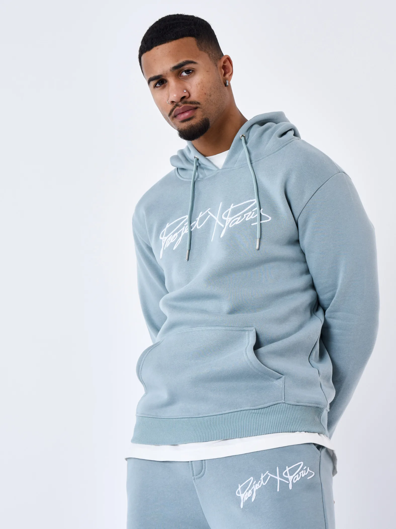 Sudadera con capucha y logotipo bordado