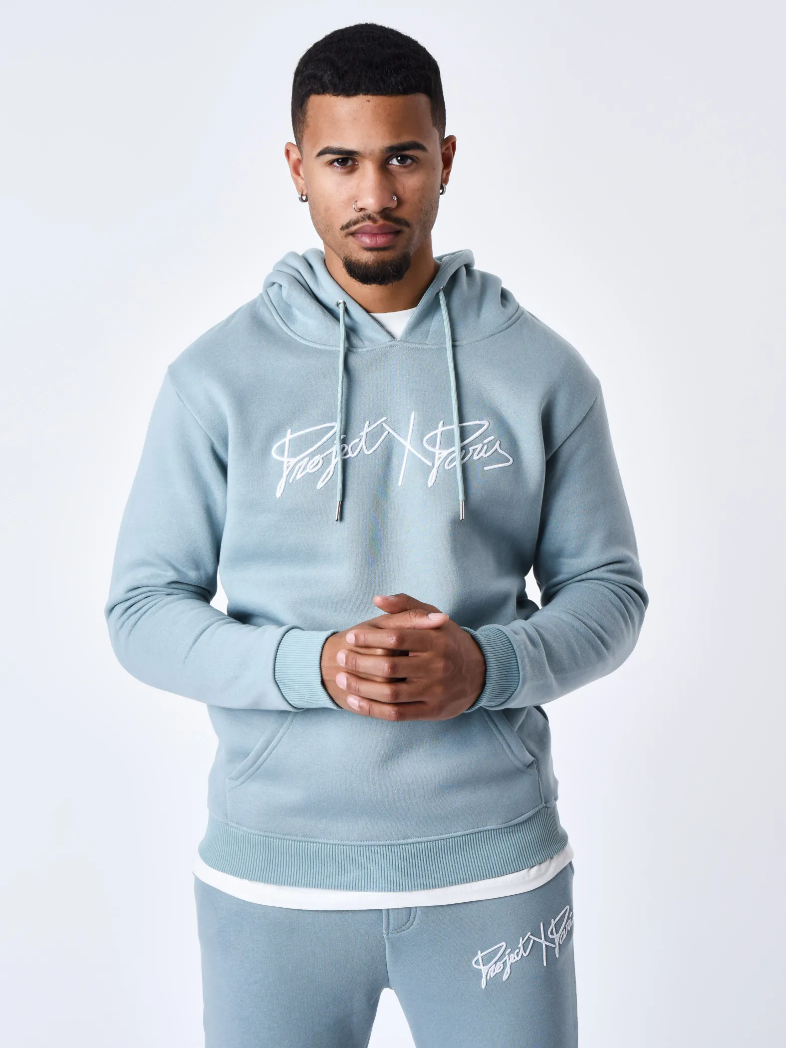 Sudadera con capucha y logotipo bordado