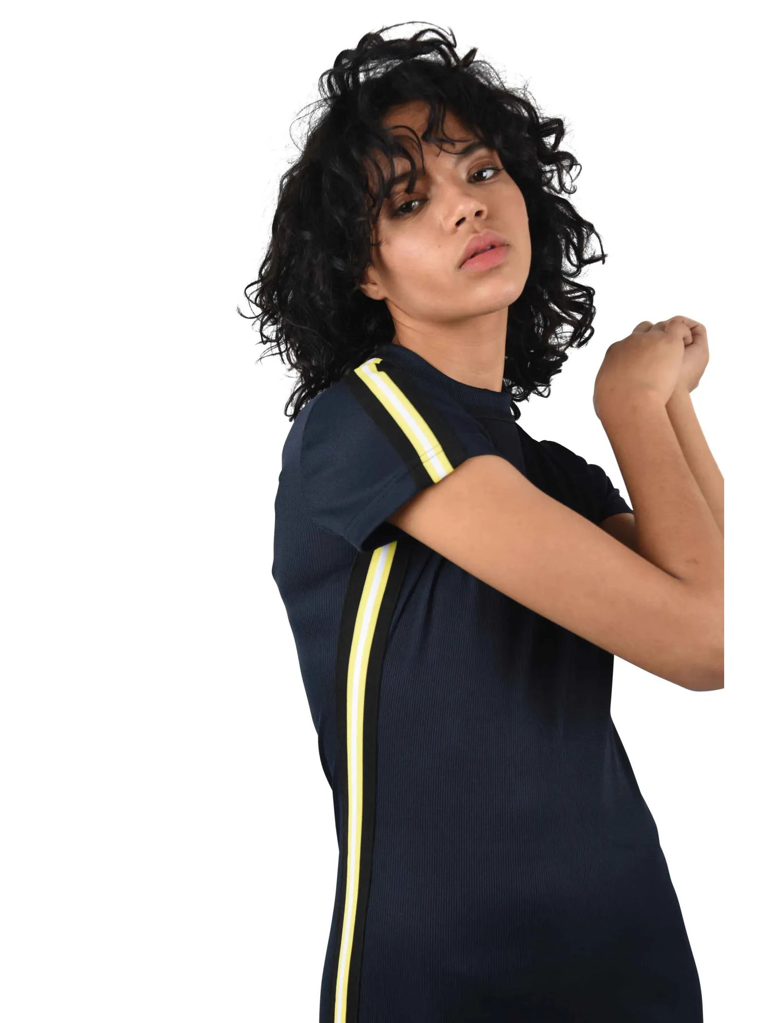 Vestido ajustado con ribetes en mangas y laterales