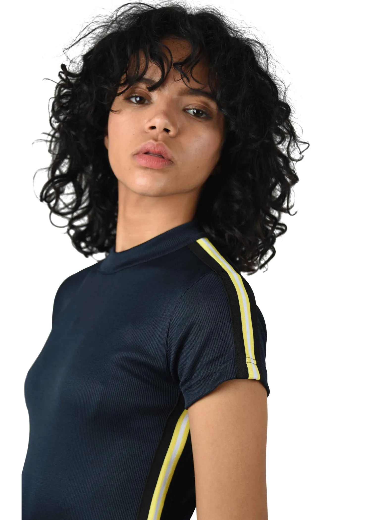 Vestido ajustado con ribetes en mangas y laterales