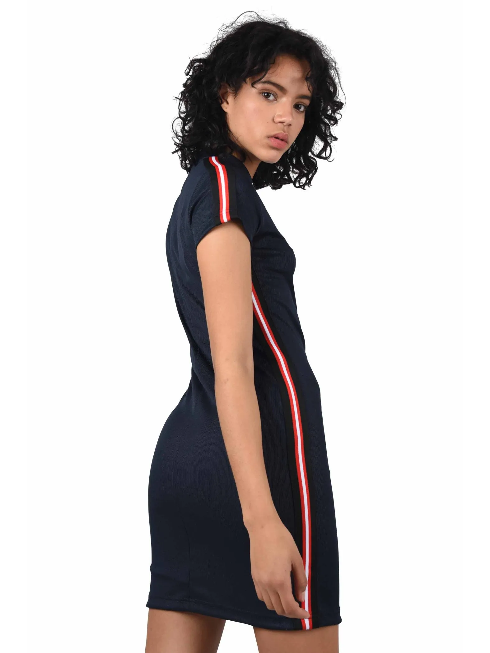 Vestido ajustado con ribetes en mangas y laterales