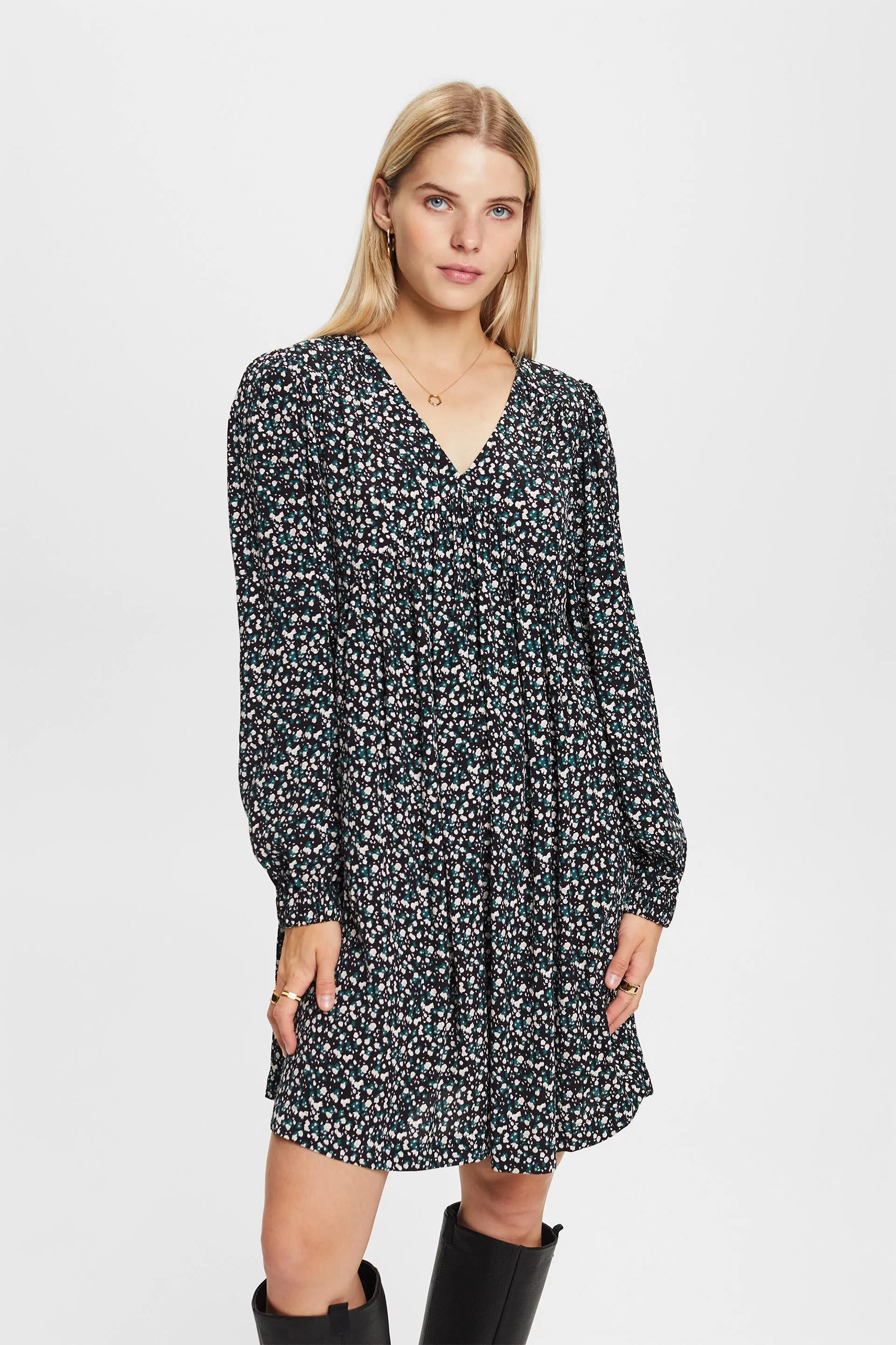 Vestido con escote en pico fruncido y estampado