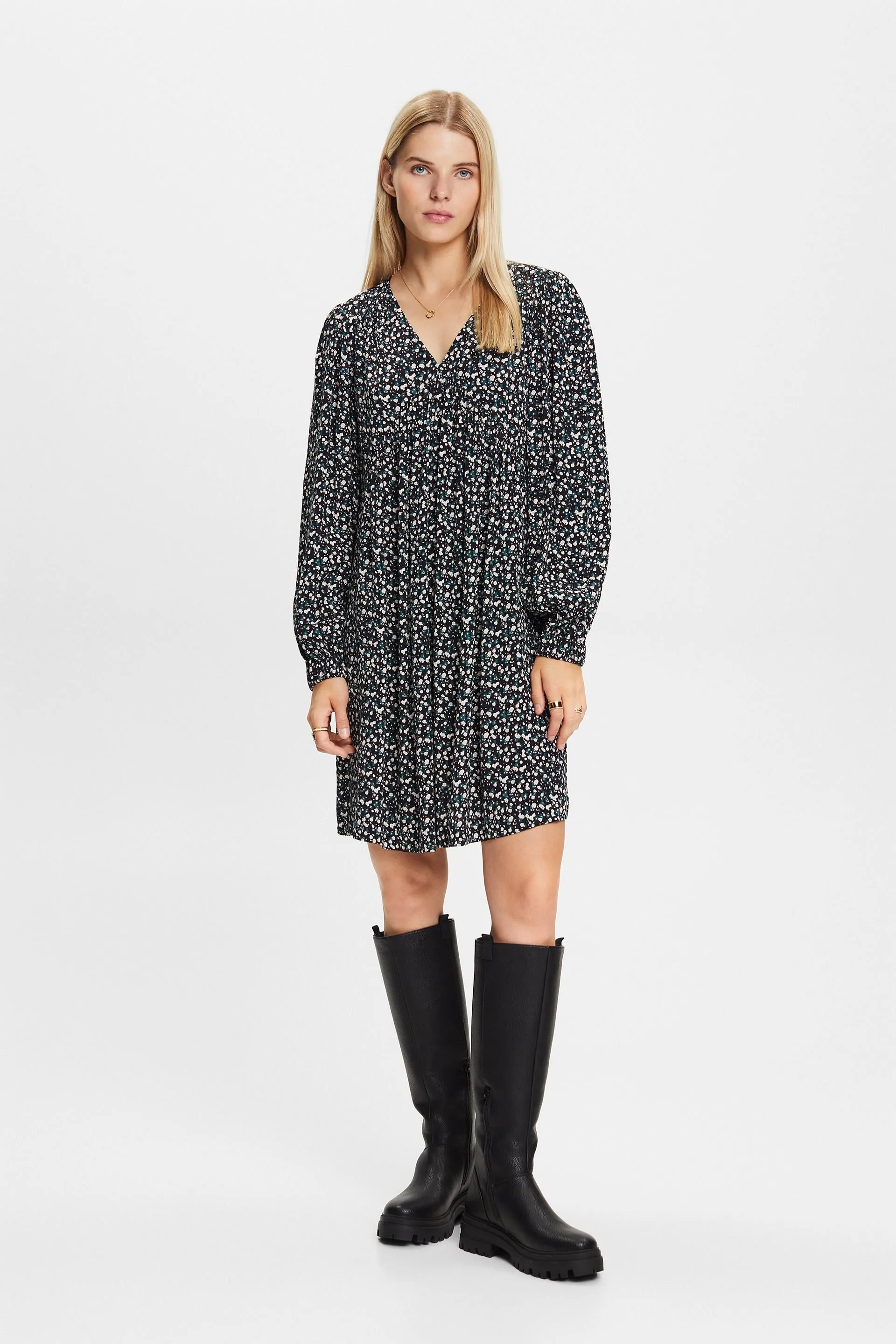 Vestido con escote en pico fruncido y estampado