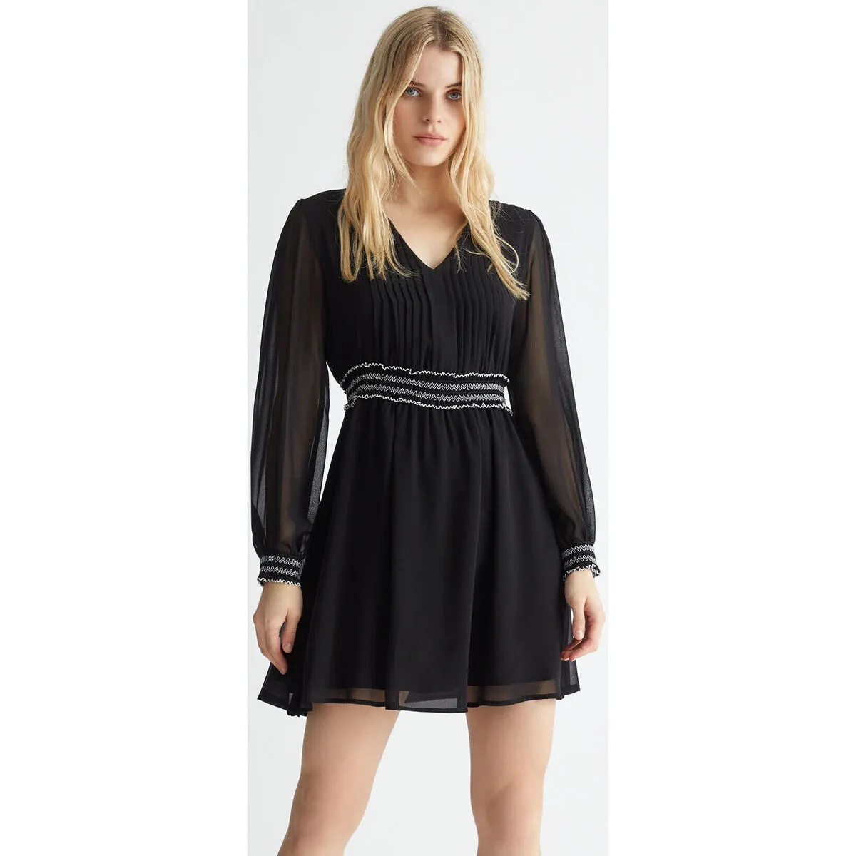 Vestido corto negro con bordados