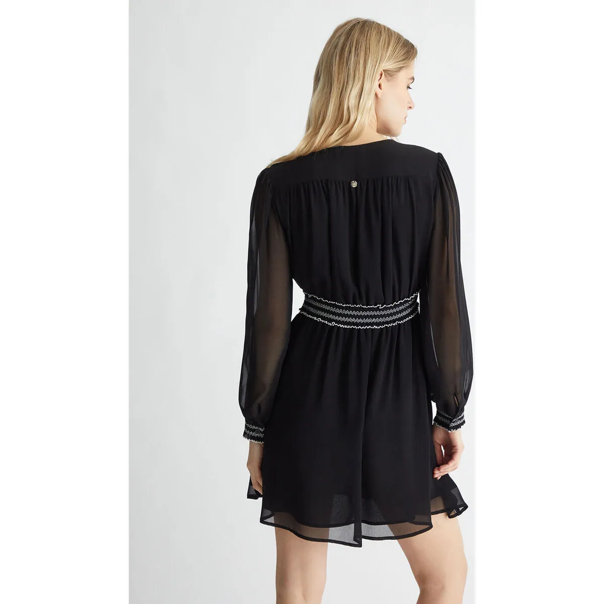 Vestido corto negro con bordados