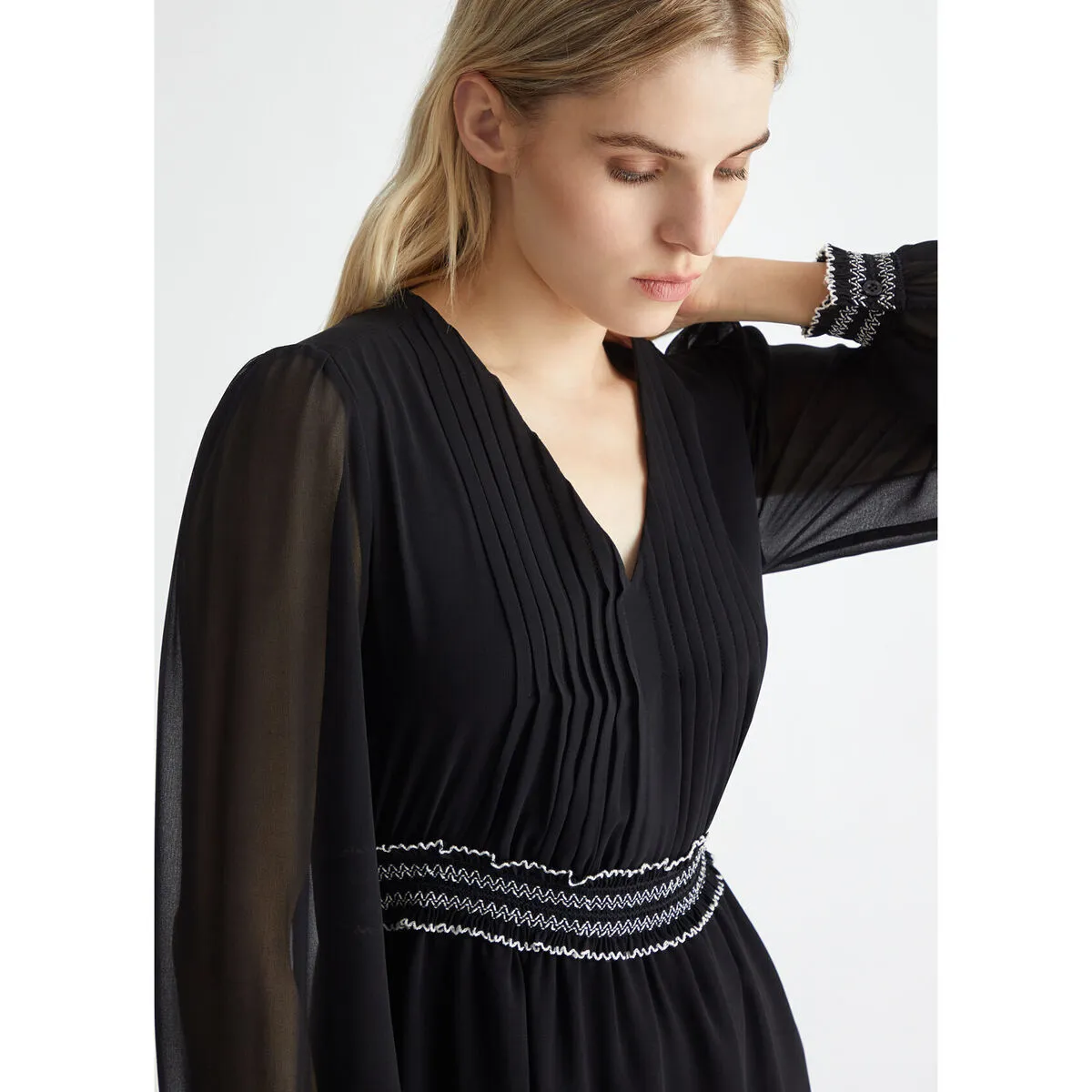 Vestido corto negro con bordados