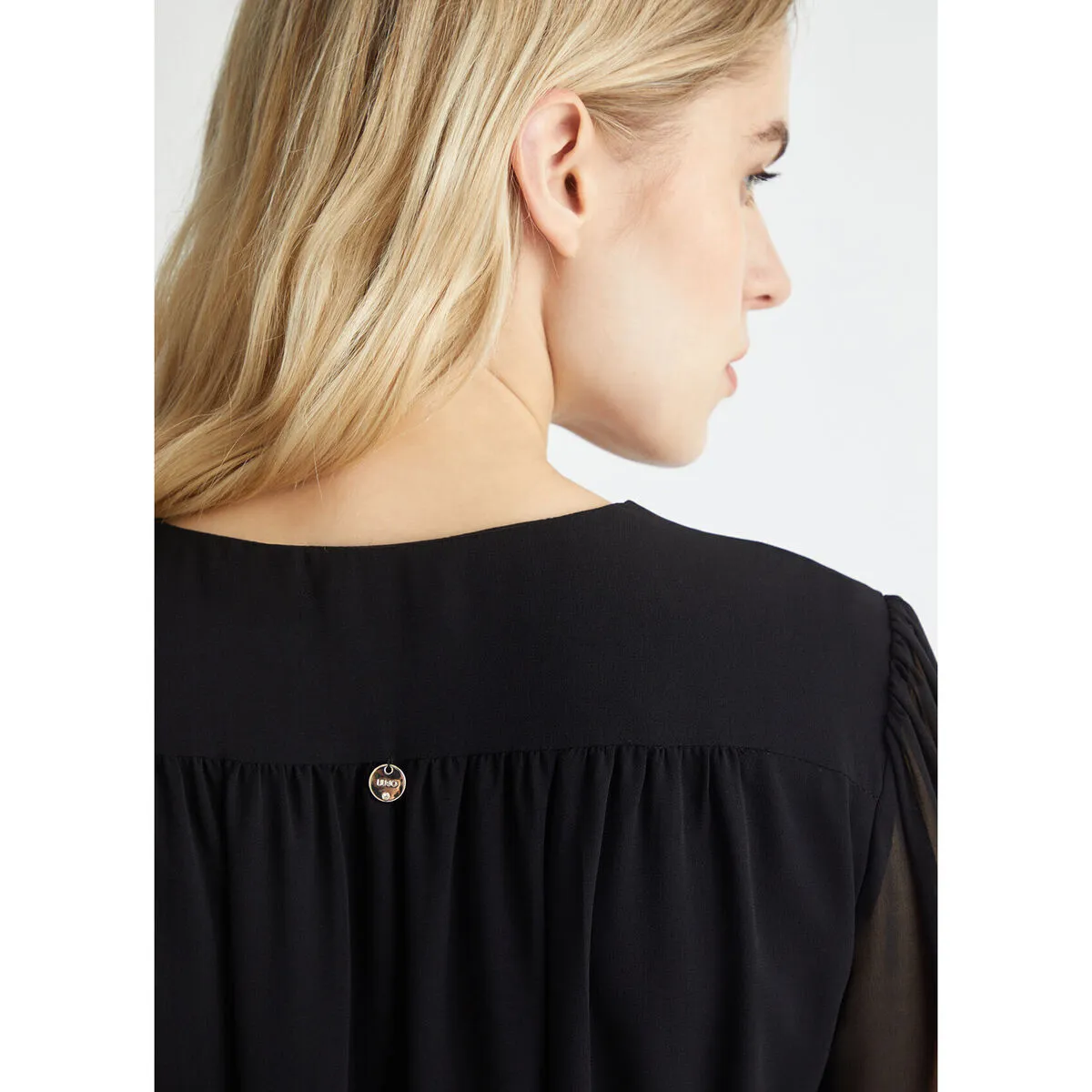 Vestido corto negro con bordados